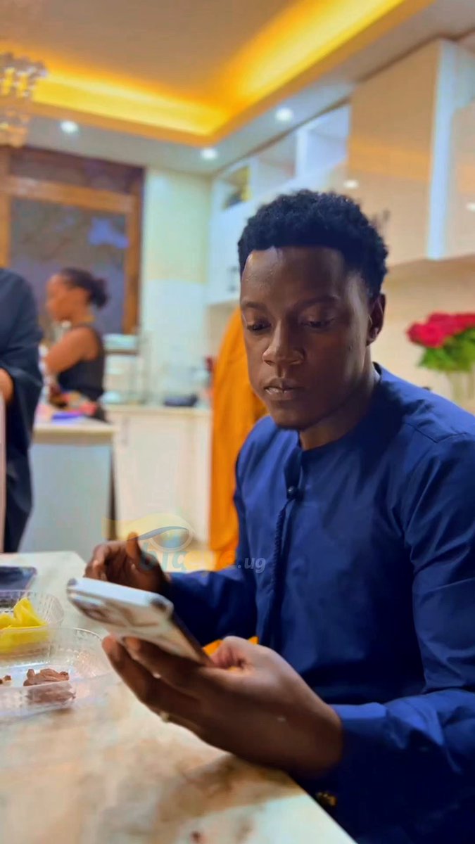 Love is caring, love is sharing. Shakib Cham and wifey Zari having a great time at dinner.