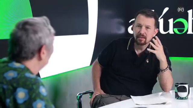 ¿Cómo es parir sin asistencia en una trinchera? Pablo Iglesias se lo pregunta a Beatriz Yarza, médica en la guerrilla salvadoreña y autora de 'Guerrillas para la vida' 📺 Entrevista completa: