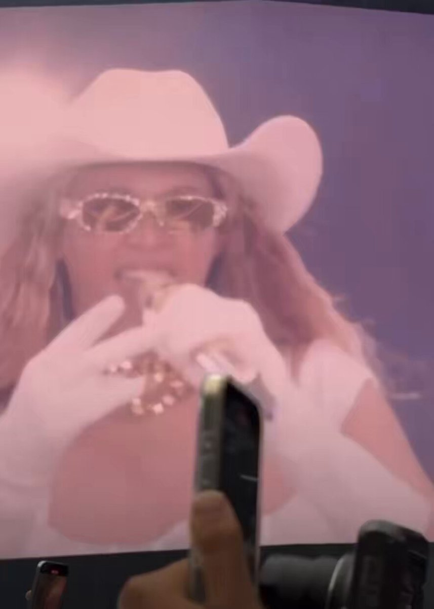 Beyoncé com novo look de abertura no show de hoje em Londres! #CowboyCarterTour