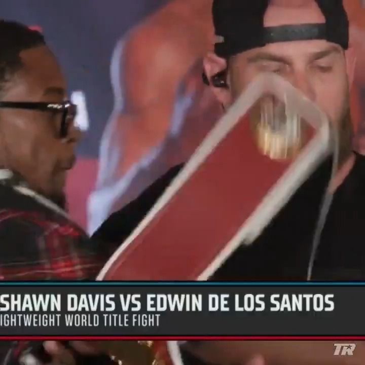 DE LOS SANTOS GOES FOR THE BELT. KEYSHAWN WASN'T HAVING IT 😳