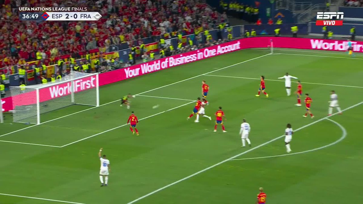 UNAI SIMÓN, seguro ante el intento de Dembélé de descontar para Francia. 📺 Toda la #NationsLeague, por #DisneyPlus