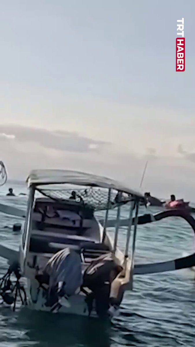 Bali açıklarında bir tur teknesi alabora oldu. Turistler çevredeki diğer tekneler tarafından kurtarılırken panik anları kameralara yansıdı.