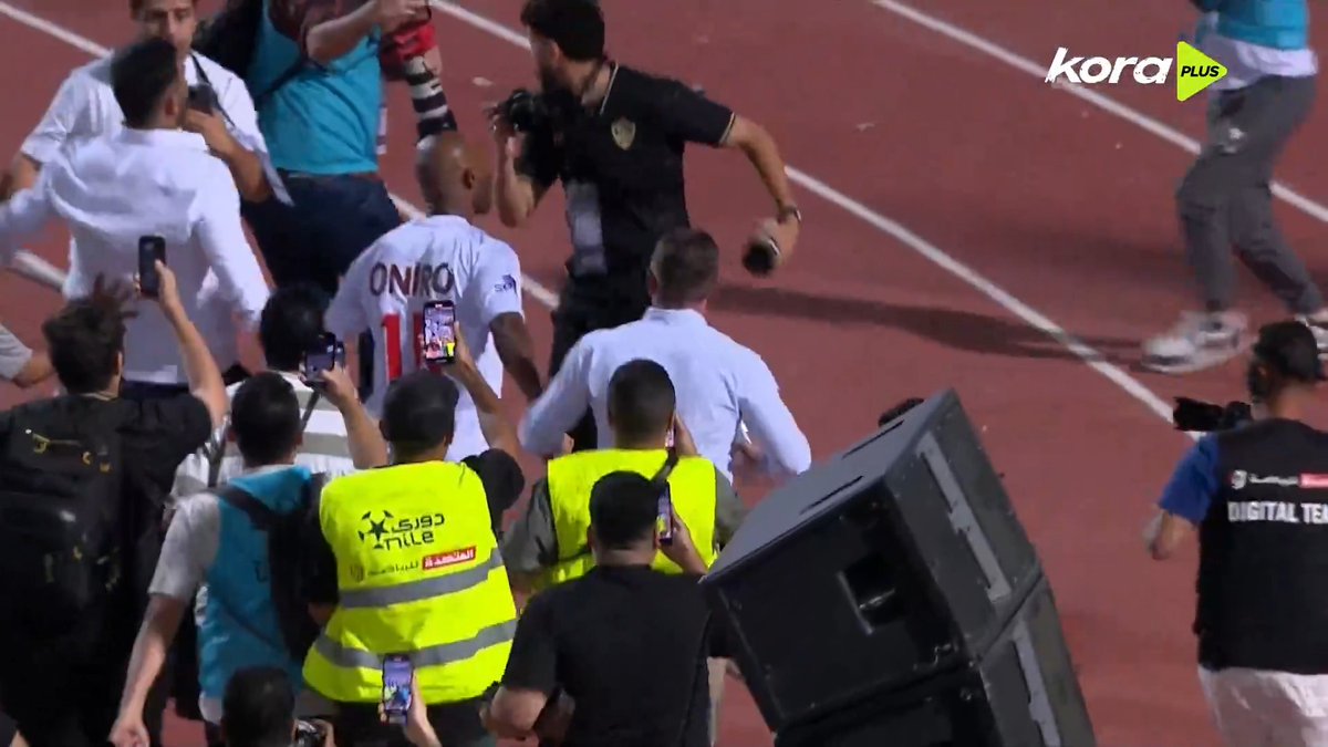 "أوليه أوليه أوليه أوليه شيكا شيكا" 🏹 شيكابالا رفقة حازم إمام وميدو مع جماهير الزمالك 🏆