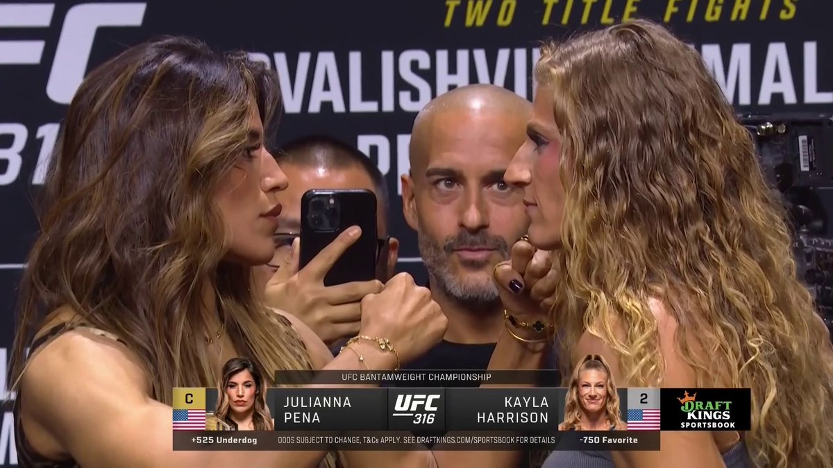 𝗧𝗛𝗔𝗧 𝗪𝗔𝗦 𝗜𝗡𝗧𝗘𝗡𝗦𝗘! 👀 🔥 Julianna Peña and Kayla Harrison throw down for UFC Bantamweight Gold! 🏆 #UFC316 | Saturday | LIVE on TNT Sports &amp; discovery+