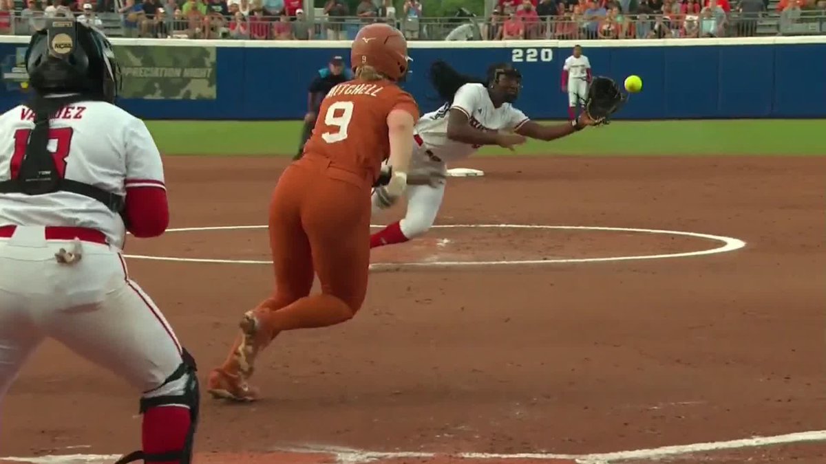 NIJA CANADY EVERYONE 😱 #WCWS #SCTop10 x 🎥 ESPN / Texas Tech Softball