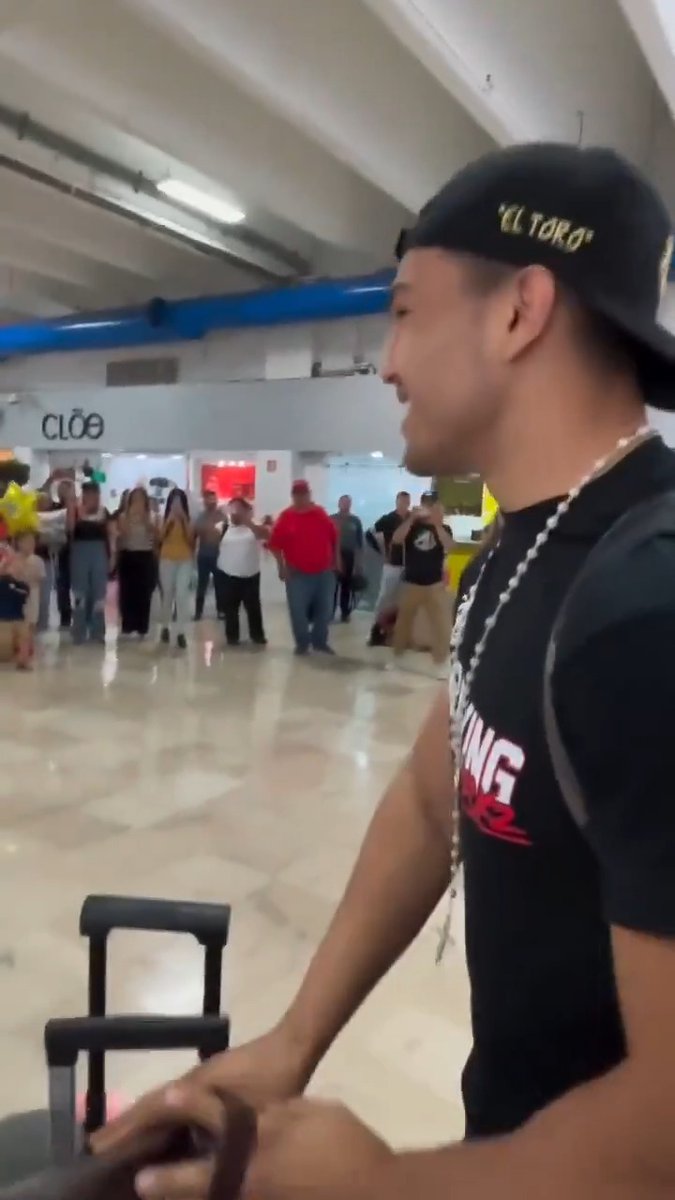 Armando Resendiz receiving a hero’s welcome as he returns home after beating Caleb Plant last weekend 🇲🇽
