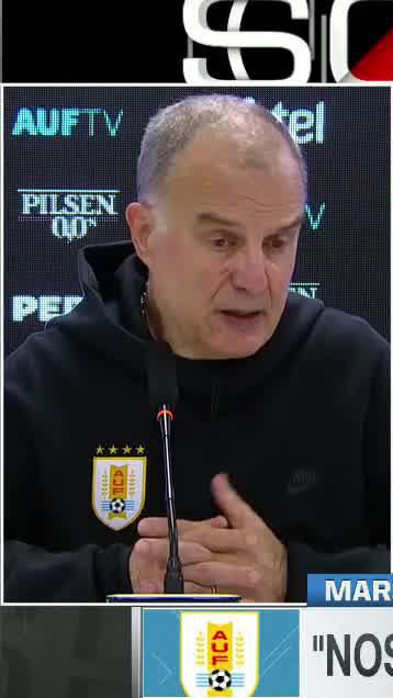 "EL PARTIDO FUE EXACTAMENTE COMO YO LO PENSÉ... NO HABÍA QUE SER DEMASIADO INTELIGENTE PARA DARSE CUENTA" 👀 ¿Qué te parece el análisis del Loco Bielsa luego de la caída de La Celeste en Paraguay? 📺 #DisneyPlus | #SportsCenter