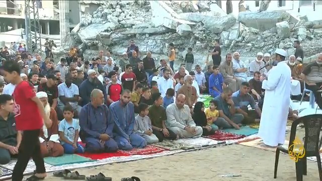 في ظل حرب الإبادة الإسرائيلية.. عيد الأضحى المبارك يحل على الأهالي في قطاع #غزة في ظروف شديدة الصعوبة، ومع أمكنة قد حولها جيش الاحتلال إلى خراب يستحيل معه إقامة شعائر العيد.. مراسل الجزيرة رامي أبو طعيمة يرصد لنا أجواء أول أيام عيد الأضحى المبارك في دير البلح #حرب_غزة #الأخبار