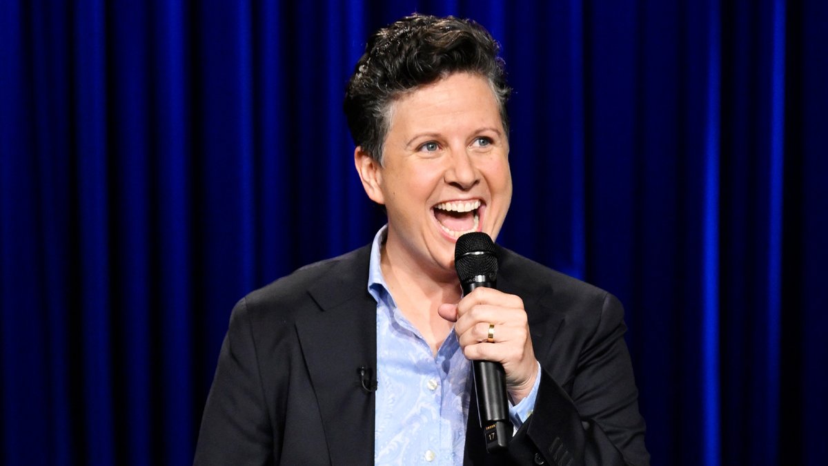 Liz Glazer is convinced everybody is gay 🤣 #FallonTonight #StandUp