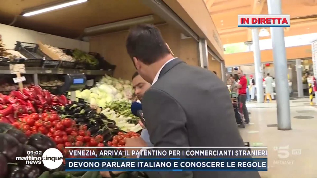 A Venezia arriva il patentino per i commercianti stranieri: devono parlare italiano. Cosa ne pensate? #Mattino5