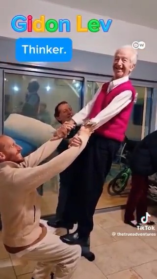 大屠杀幸存者90岁时成为网红! 90岁的以色列老人Gidon Lev在TikTok上有数十万粉丝。他来到柏林,给中学生讲述自己从集中营幸存的故事。 #dwberlinfresh