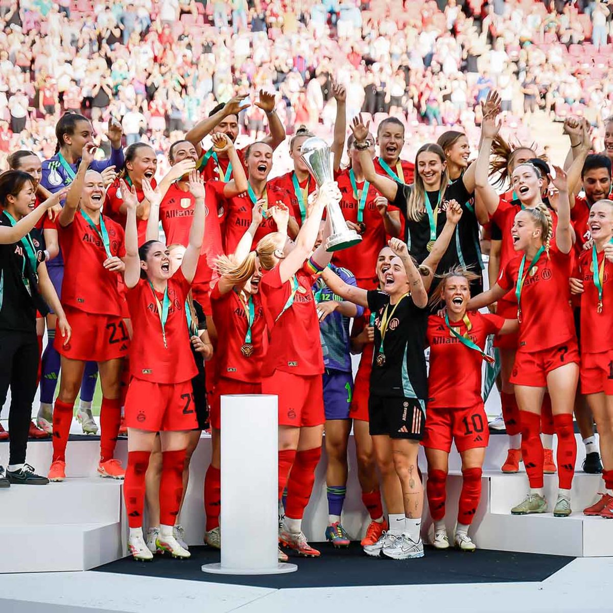 Was fรผr eine Saison & was fรผr eine Leistung des gesamten Teams! Ihr habt die Wahl: Wer wird ๐๐๐๐๐๐๐๐๐ ๐๐๐ ๐๐๐๐๐๐ 24/25? ๐ดโช Jetzt abstimmen und Chance auf ein #FCBayern Trikot sichern: ๐ #FCBFrauen #MiaSanMia