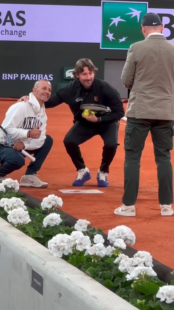 🥹📸🧡 El equipo de Carlos Alcaraz, con juan carlos a la cabeza, se hace fotos con la placa de Rafa Nadal en la Philippe-Chatrier 🙏🏼 El más grande de todos los tiempos en #RolandGarros, presente en cada momento de esta edición 2025 #RGMax