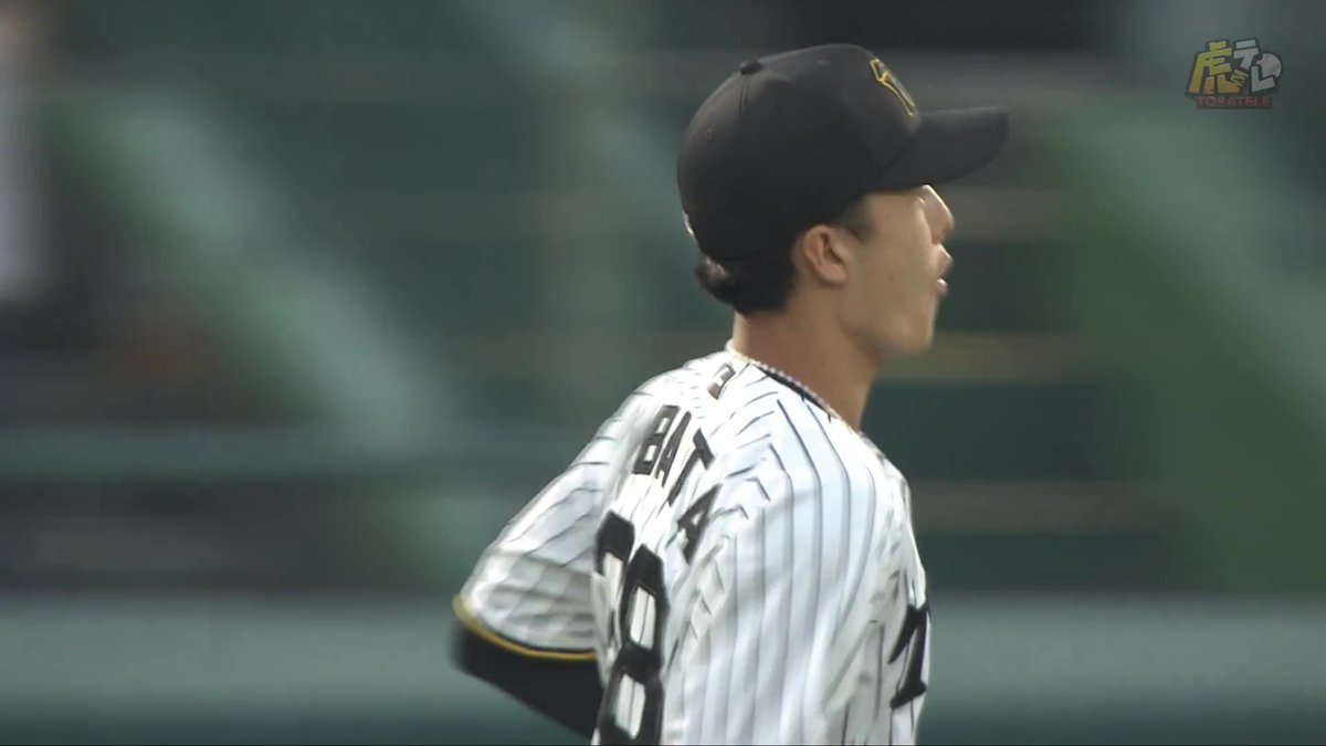 3回表、本日一軍復帰の小幡選手が持ち前の守備力を発揮し、難なく打球をキャッチ！ #hanshin #虎テレ #阪神タイガース #鼓動を鳴らせ_虎道を進め