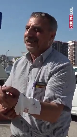 Bayramın ilk gününde kurban kesmeye çalışırken yaralanan 'acemi kasaplar' hastanelik oldu.
