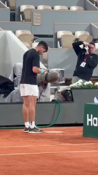 📸 Carlos Alcaraz ❤️ Rafa Nadal La imagen más bonita que vas a ver hoy.