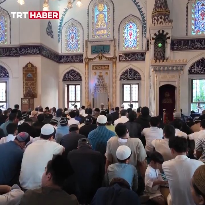 Tokyo Camii'nde yoğunluk nedeniyle bayram namazı 3 kez kılındı.