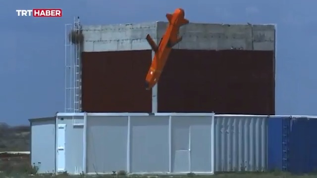 🎯 Milli seyir füzesi SOM, yerli turbojet motoruyla yapılan test atışında hedefi tam isabetle vurdu.