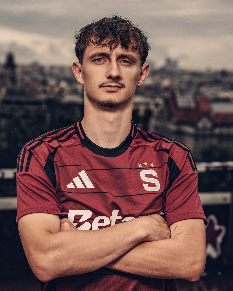📺 HOLLÝ | „Jsem bojovný typ hráče, který se nebojí nechat nohu v souboji. Získávám míče, ať už ve vzduchu nebo na zemi. Umím také vlítnout do šestnáctky a dát gól.“ 𝑫𝒐𝒎𝒊𝒏𝒐 ve svém prvním rozhovoru na Letné 🁲 #acsparta ➡️
