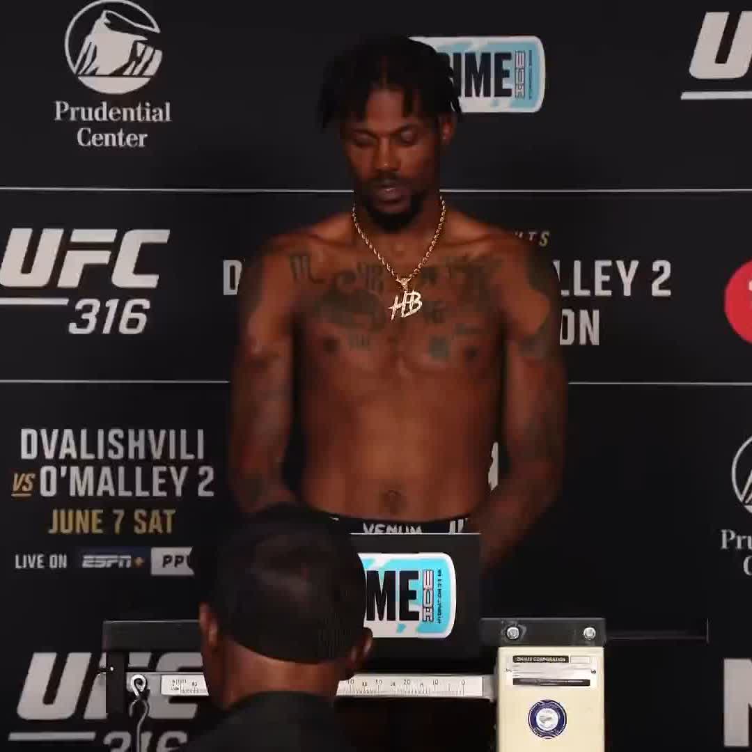 Kicking off the main card Saturday night 😤 @Trailblaze2Top steps on the scale at 170 pounds #UFC316!