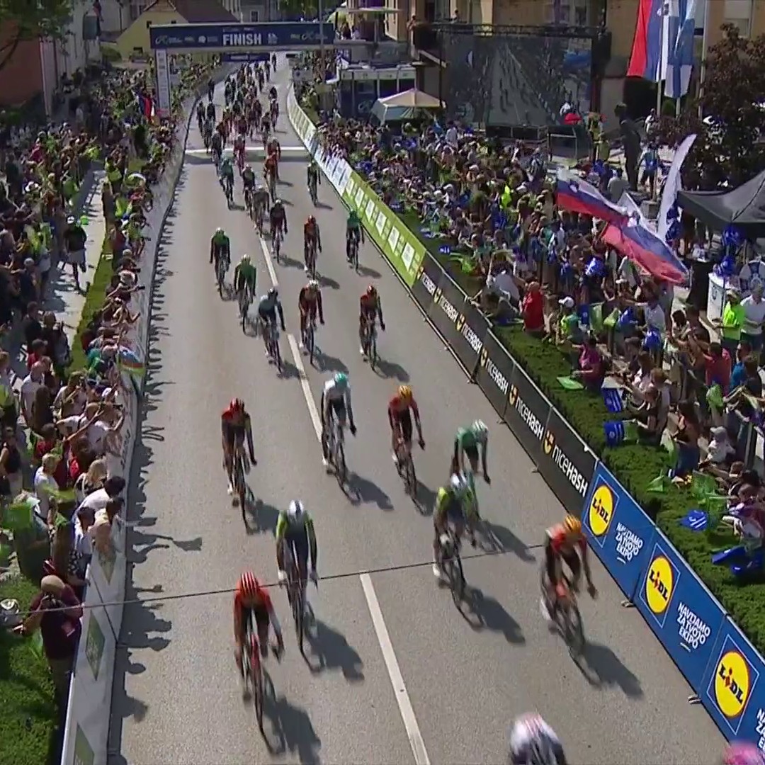 The King of Ormož. 👑 The big favourite, Dylan Groenewegen (Jayco-AlUla) WINS also stage 3 of Tour of Slovenia, his 3rd victory in a row in this city! 👏🇳🇱 Molano and Bauhaus were the fastest behind him. #TourofSlovenia