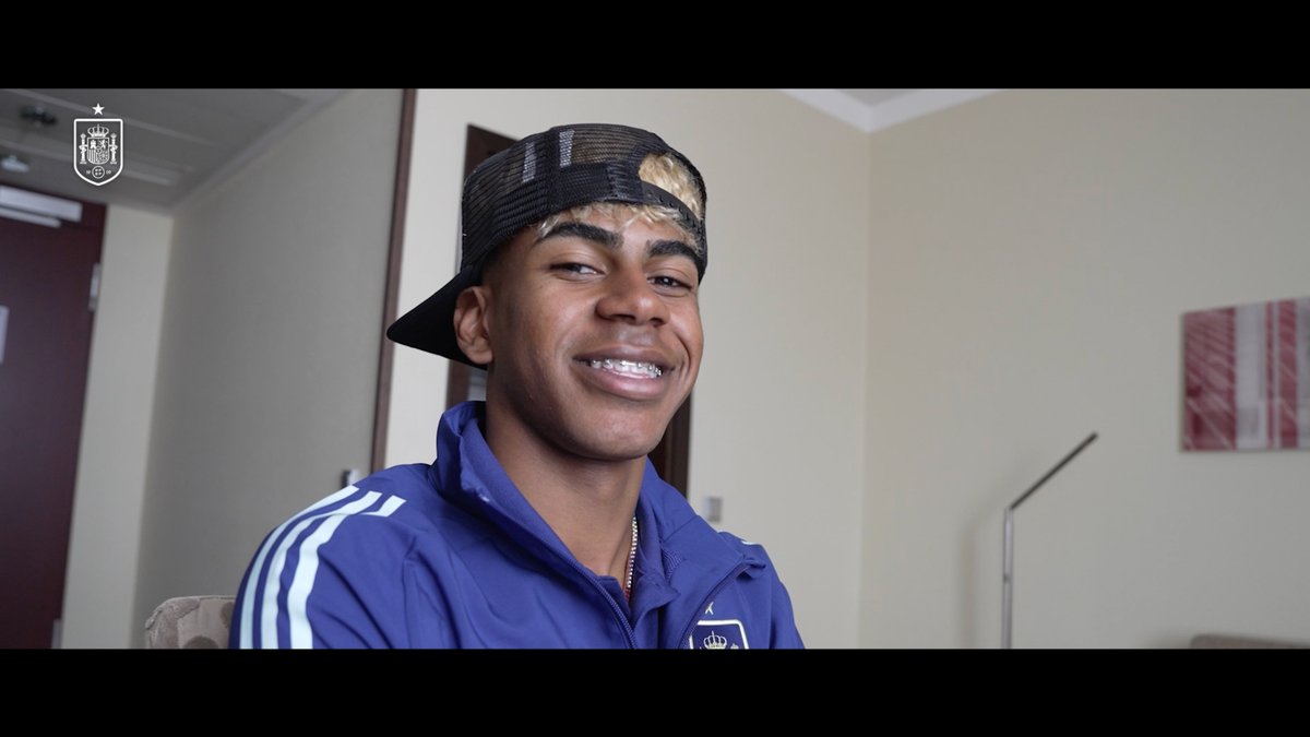 📹 𝗜𝗡𝗦𝗜𝗗𝗘 | Un día con Lamine Yamal. Desde que se levanta por la mañana hasta que revienta el planeta fútbol por la noche ante Francia. Pasamos 24 horas doradas con el jugador que está en boca de todos... y en nuestra Selección Española Masculina de Fútbol 😜. #VamosEspaña | #NationsLeague