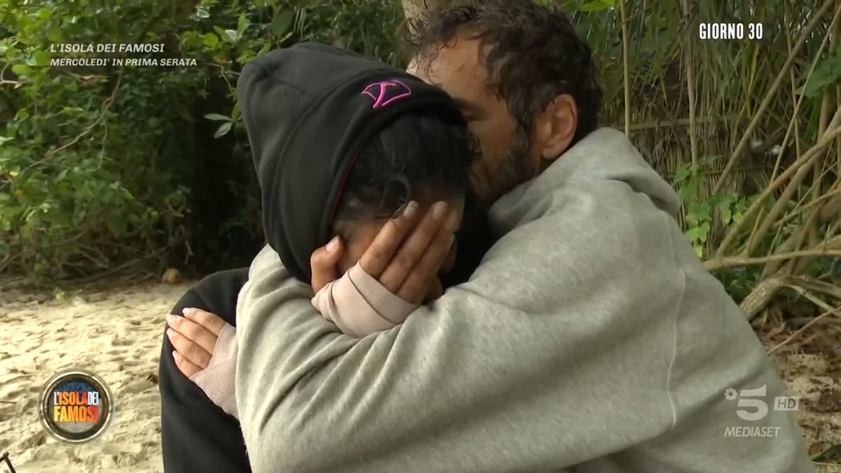 Ahlam non trattiene le lacrime e si sfoga con Dino: "Mi sono integrata con tutti e devo uscire per un televoto flash di due minuti?" #Isola