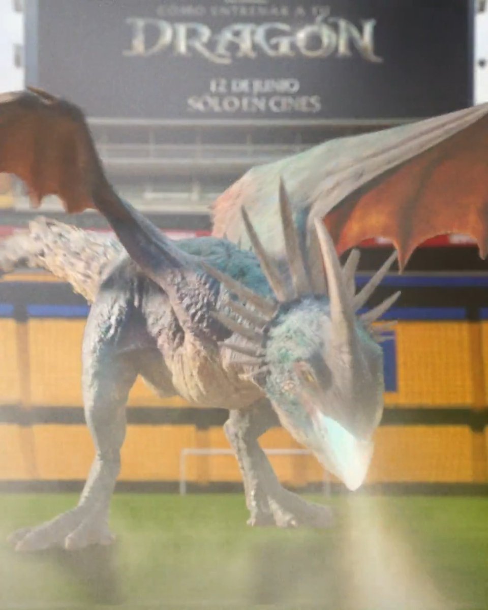 👀 ¿Ya vieron quién está en el Volcán? 😮 La cancha del Universitario recibió a Chimuelo y a los otros dragones de #CómoEntrenarATuDragón. ¡Estamos listos para rugir juntos! 📽️🔜 No te la pierdas a partir del 12 de junio en tu cine favorito.