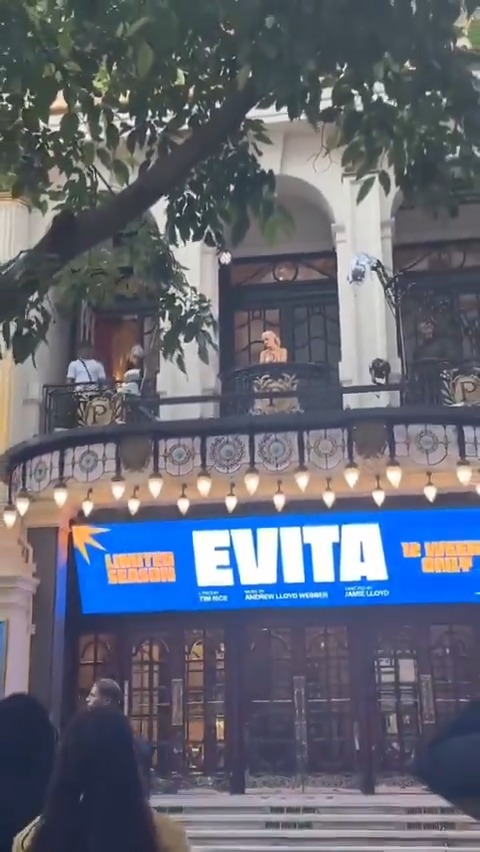 "Evita": Porque Rachel Zegler interpretó #DontCryForMeArgentina desde el balcón del teatro London Palladium antes del estreno de la nueva versión del musical