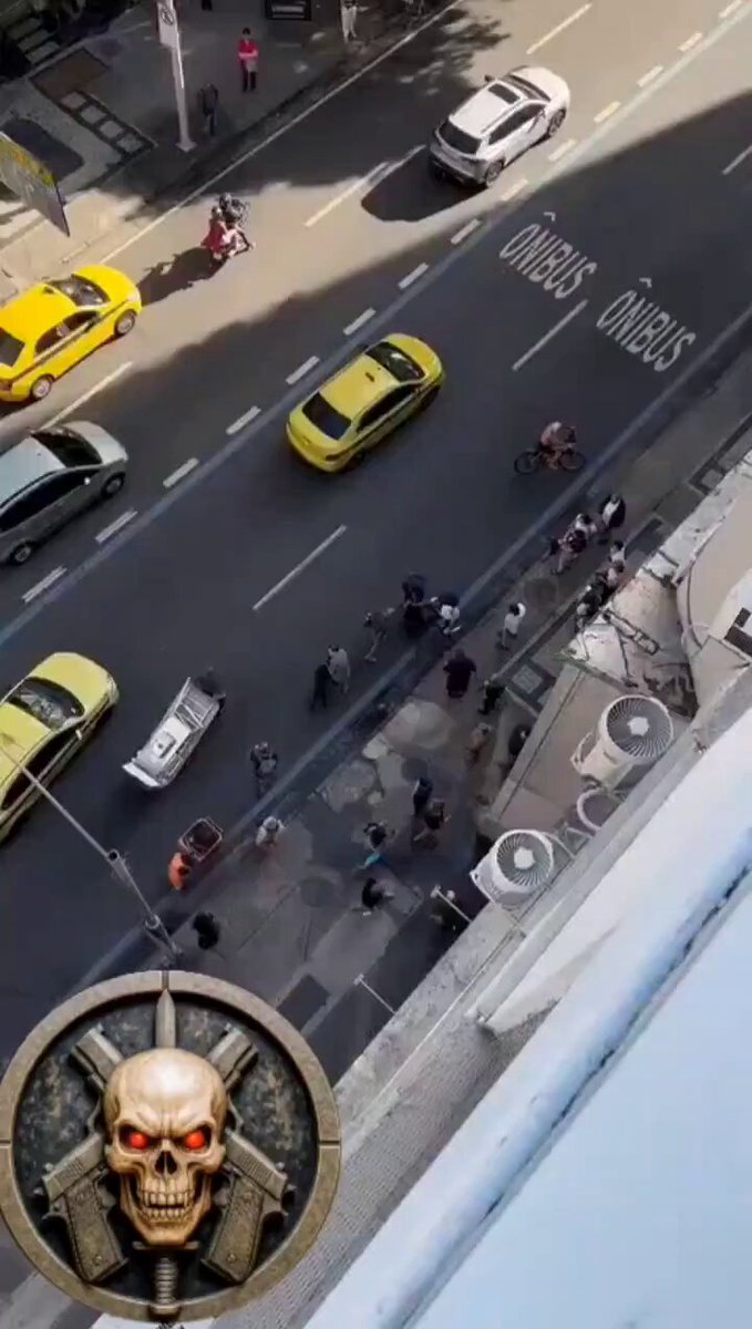 SEMPRE uma mulher aparece para defender bandido. Um marginal assaltou e agrediu uma moça em Copacabana. Homens que estavam passando pegaram o vagabundo e quando iriam dar um corretivo, apareceu uma mulher defendendo o marginal. Coletivamente as mulheres tem defendido todas as aberrações sociais que hoje afligem nossa sociedade. E a defesa de marginais é uma das piores.