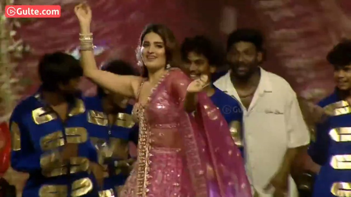 #NidhhiAgerwal dances to #TaaraTaara song from #HariHaraVeeraMallu at the 'Masula Fest' in Machilipatnam.