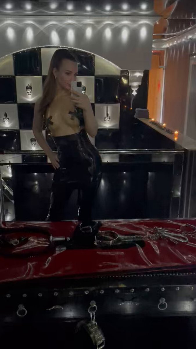 I love transparent latex 🖤💛