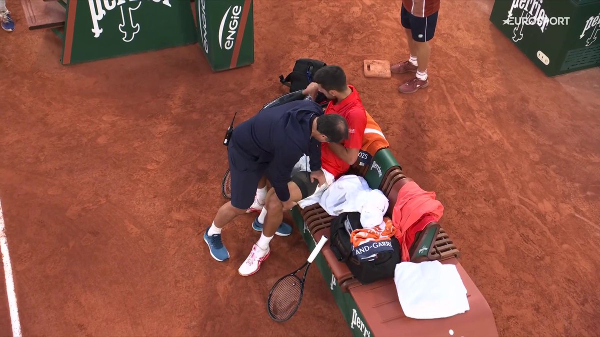 🤕 Djokovic pide fisio al final del segundo set ante Sinner #RolandGarros