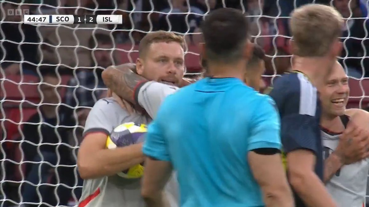🏴󠁧󠁢󠁳󠁣󠁴󠁿 Scotland 1-2 Iceland 🇮🇸 ⚽️ Scotland are behind again, and it's another poor goal conceded by Steve Clarke's men. This time Lewis Ferguson knocks the ball into his own net. 📺 Live on BBC One Scotland #BBCFootball
