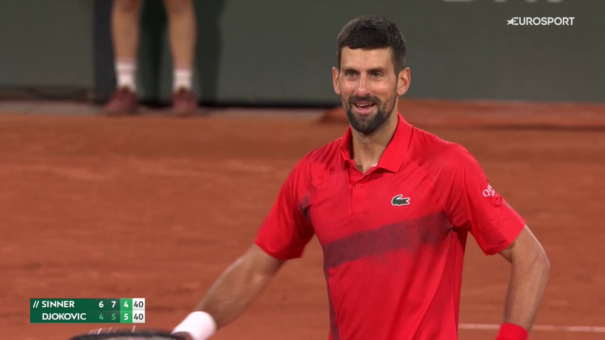 😬 Novak saca su lado 𝒎𝒂́𝒔 𝒄𝒂𝒍𝒊𝒆𝒏𝒕𝒆 Momento tenso en la Chatrier cuando el serbio creyó que el juez de silla no estaba marcando la bola correcta... #RolandGarros