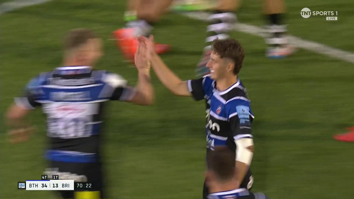 Moments after coming on, youngster Ciaran Donoghue nails a 50:22 and receives the praise of Finn Russell! #GallagherPrem | #BATvBRI