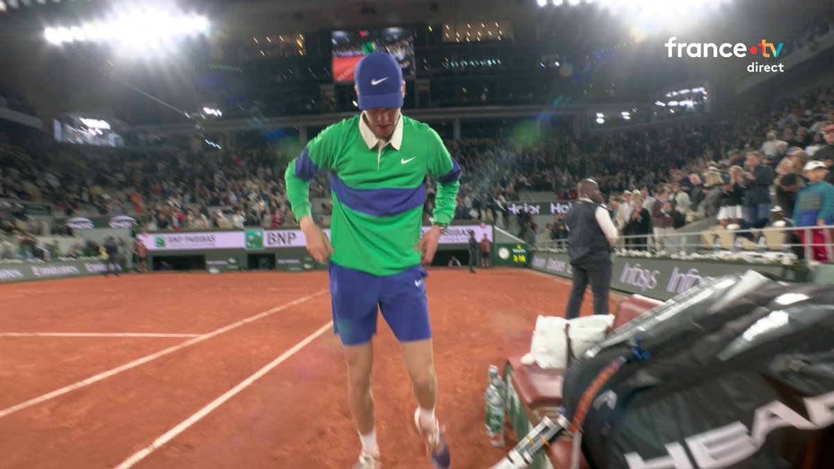 LÉGENDE VIVANTE 🥹 Malgré la défaite, nouvelle grosse prestation en Grand Chelem de Novak Djokovic, face au n°1 mondial, à 38 ANS. 👏 Profitons encore de ce monstre avant la fin définitive d’une époque dorée. ⭐️ #RolandGarros