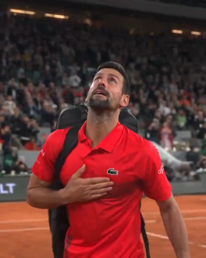 Djokovic gets a standing ovation after his semifinal loss to Sinner ❤️