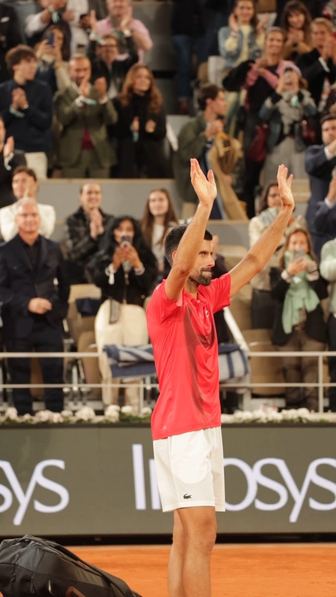 💔 Ese beso a la tierra batida de París... 🥲 El adiós de Djokovic a #RolandGarros que suena a su despedida de una arena que le vio convertirse en campeón olímpico