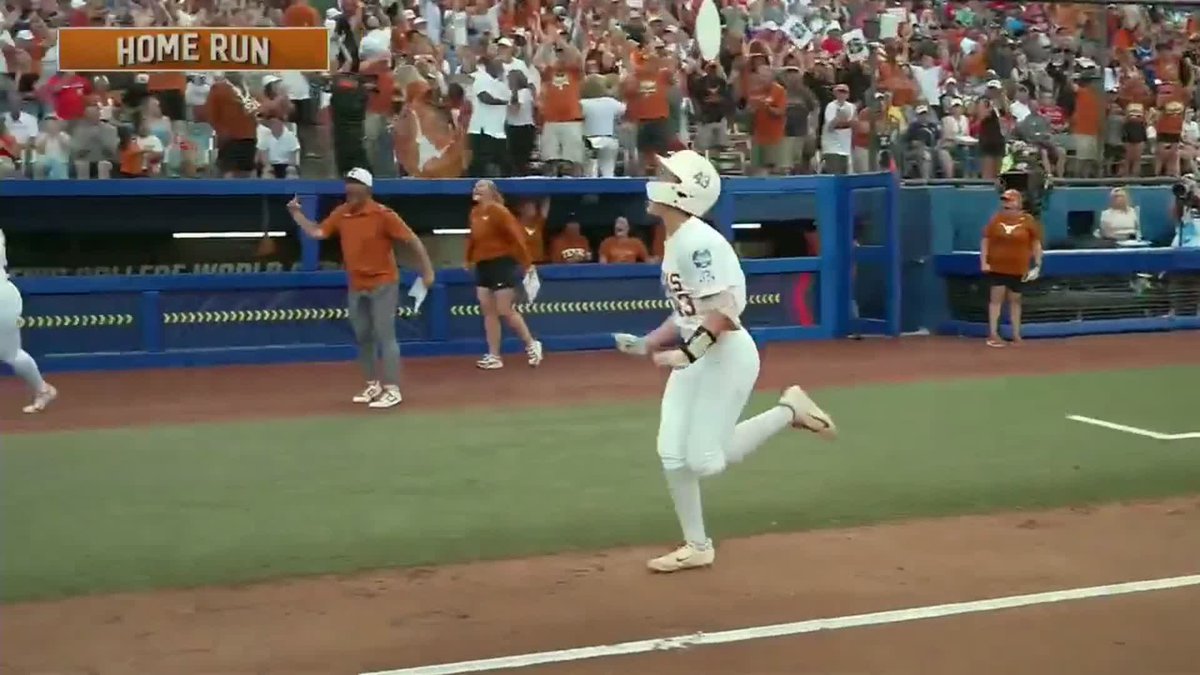 3-RUN HOME RUN leighann (: 🤯 #WCWS x 🎥 ESPN / Texas Softball