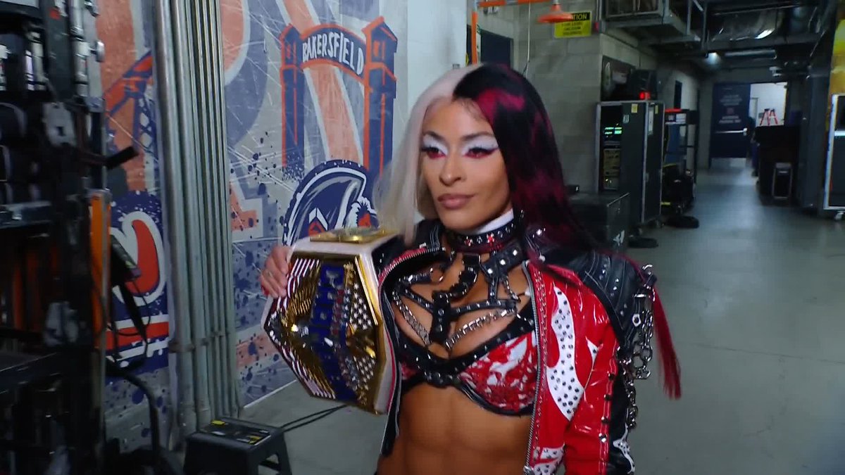 Giulia 👀 Zelina Vega Hold on to your title tight, ZV... 😬 GIULIA ＝ ジュリア #SmackDown