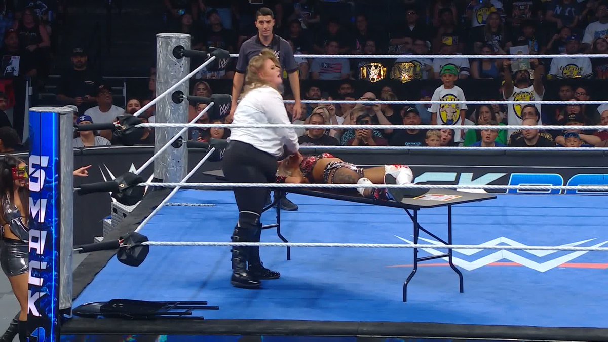 MASSIVE ASSIST from GIULIA! ZV picks up the win 💪 Slim Jim 🚀 #SmackDown