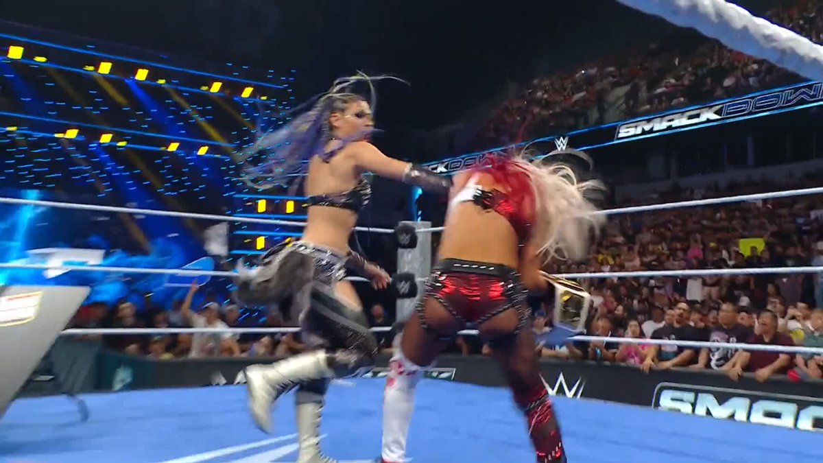 WHAT THE?! GIULIA ＝ ジュリア just sent a clear message to ZV 😤 #SmackDown