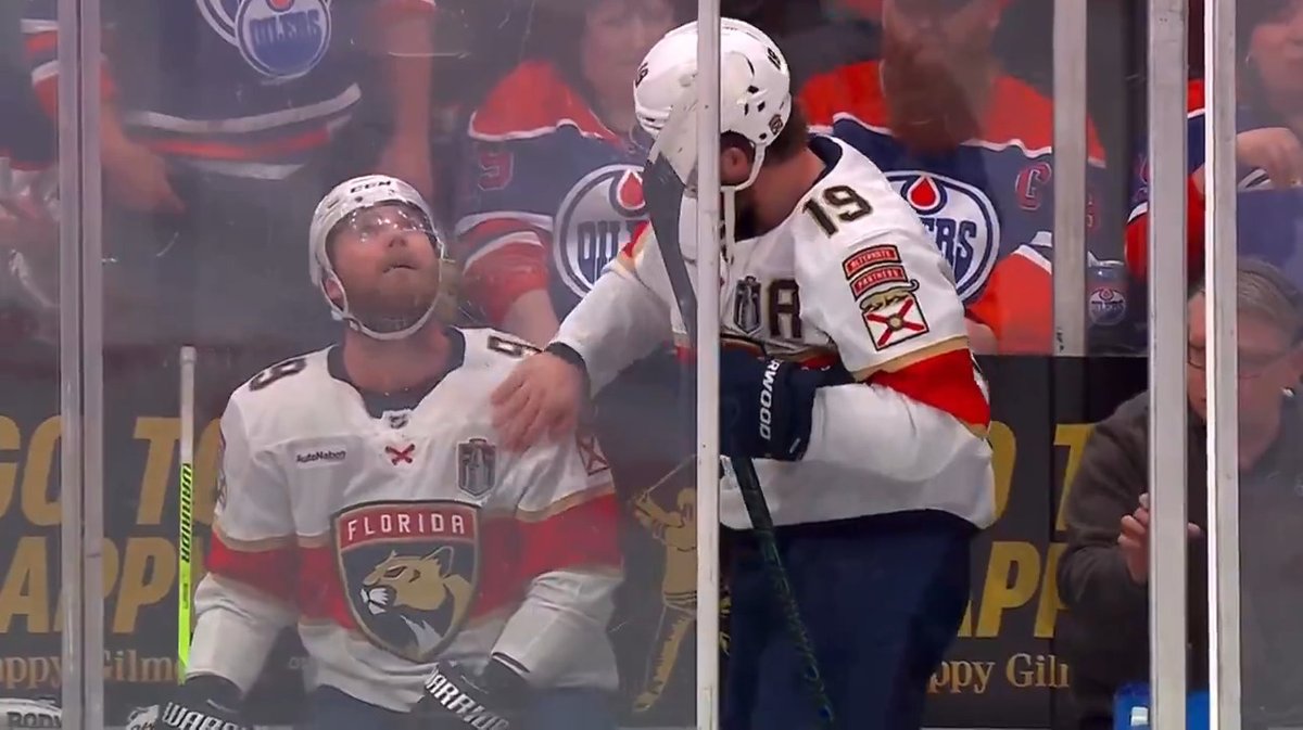 Matthew Tkachuk was hyping up Sam Bennett after his skirmish involving Stuart Skinner 🫣