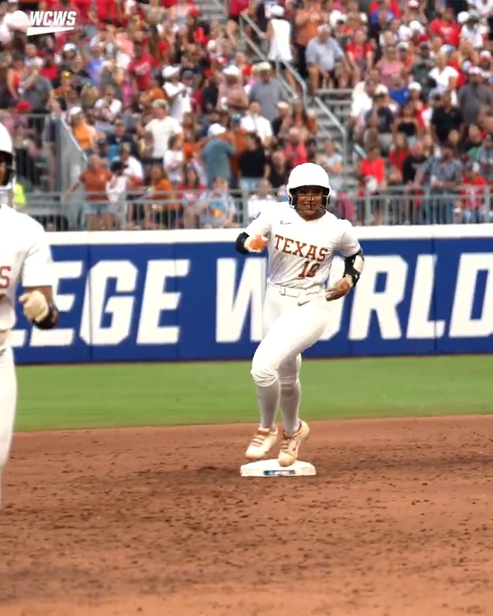 How GRAND 🤩 📺 ESPN #WCWS x Texas Softball