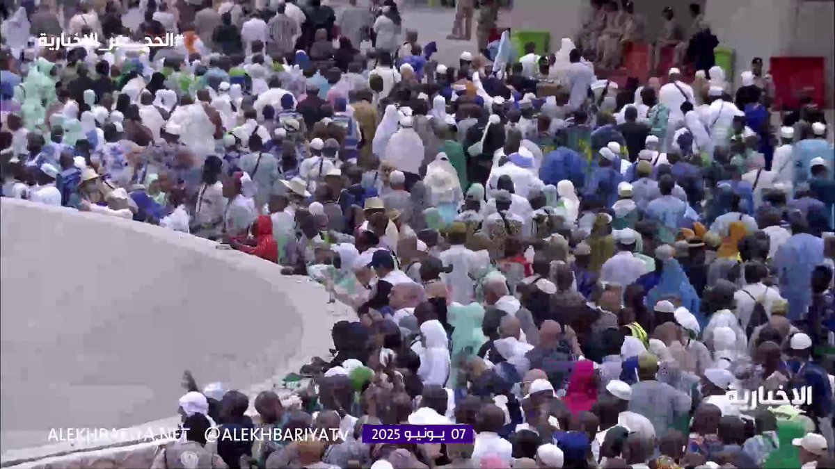 ضيوف الرحمن يواصلون رمي الجمرات في أول أيام التشريق 🤍