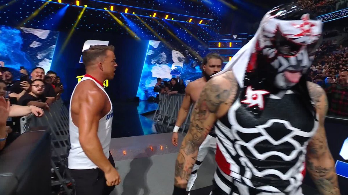 NO TIME WASTED! Andrade “El Idolo” The Real Latino Man! and Penta are all business tonight 💪 #SmackDown