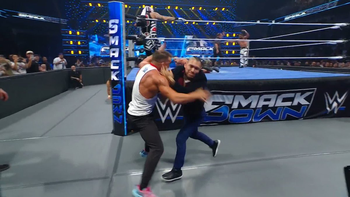 THE DISRESPECT! 😡 Hijo del Vikingo just saved Penta from being unmasked by Chad Gable! 👏 Lucha Libre AAA Worldwide #SmackDown