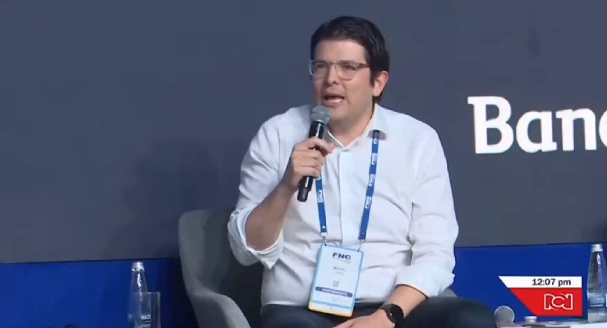 ¡Sin vergüenza y sin filtro! Miguel Uribe propuso eliminar el impuesto al patrimonio frente a los banqueros. ¿Su proyecto? Blindar los privilegios de los millonarios y dejar al pueblo sin recursos. No es un candidato, es el mayordomo de los poderosos. No habla de salud ni de educación. Solo de cómo hacer que los ricos no paguen.