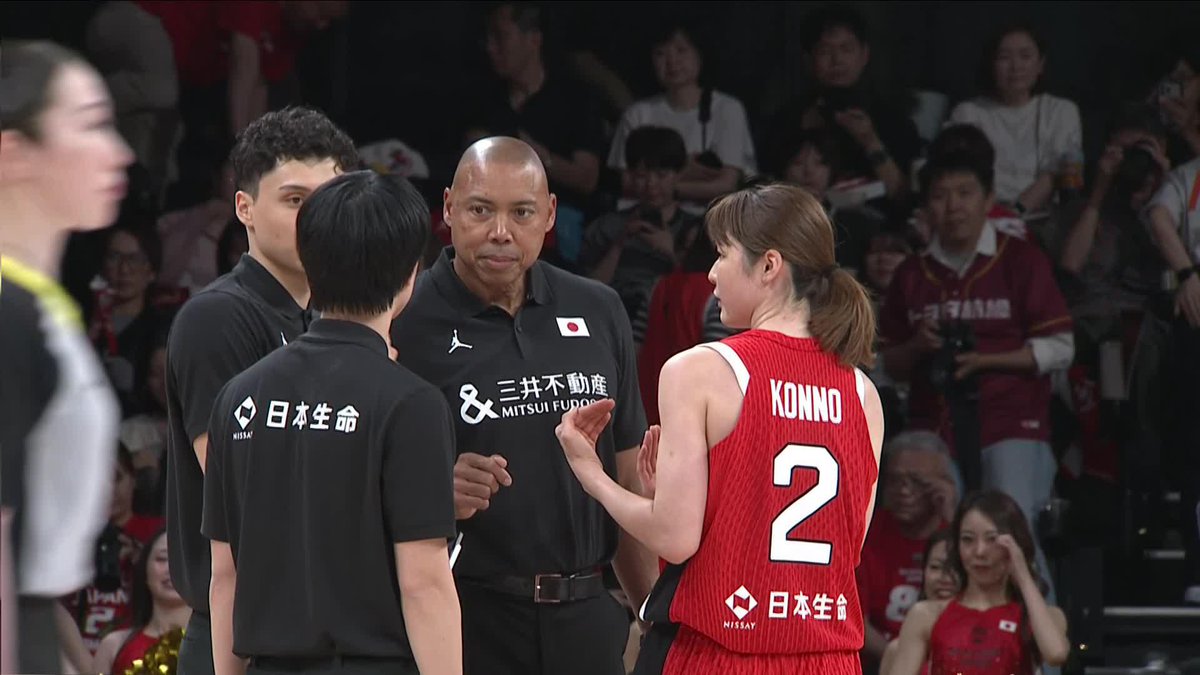 ハーフタイムにコーリーHCとしっかりコミュニケーションを取る今野紀花選手！ 📡バスケットLIVEにて生配信 #三井不動産カップ2025 #AkatsukiJapan #バスケで日本を元気に #日本一丸